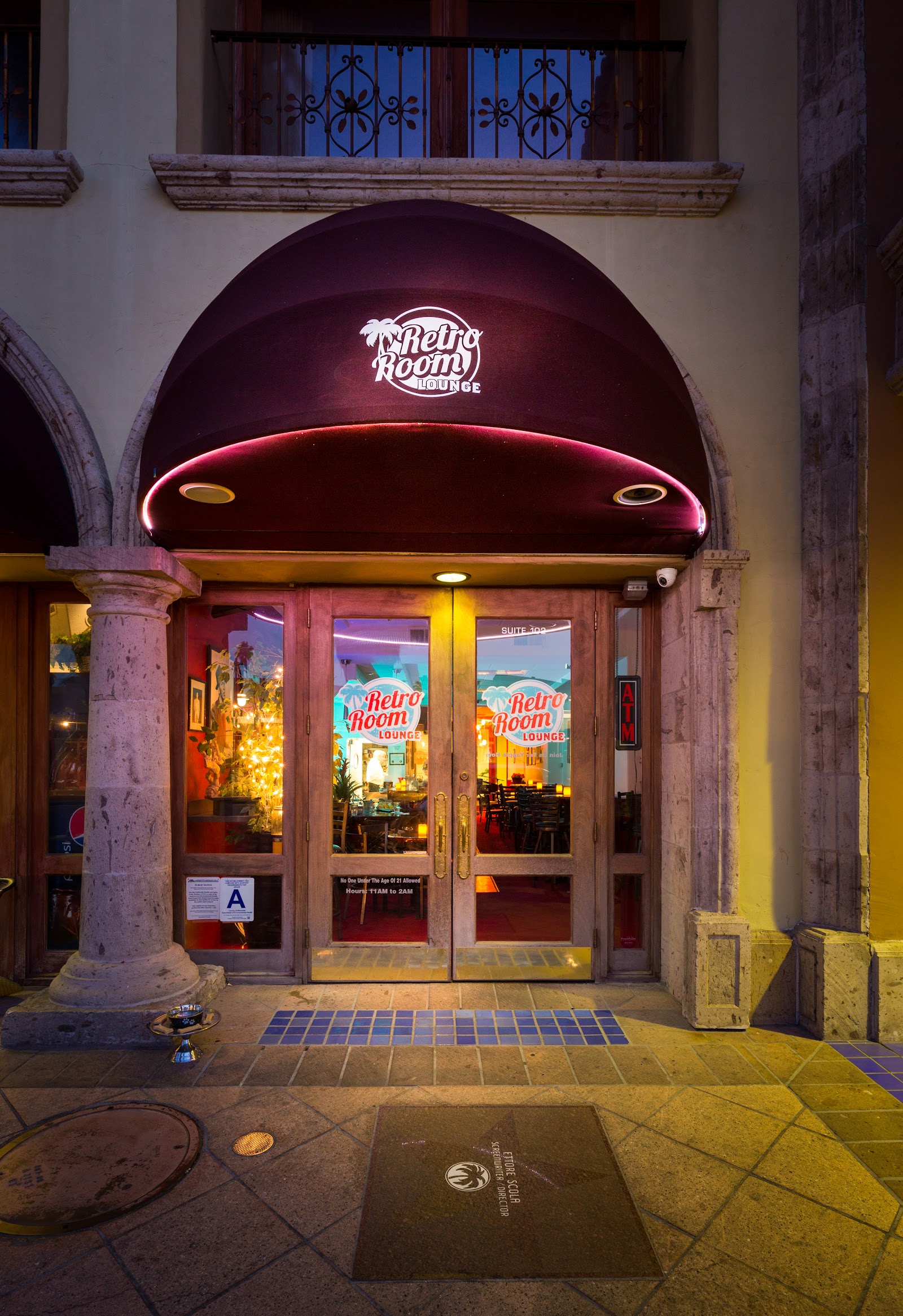 RetroRoom Lounge