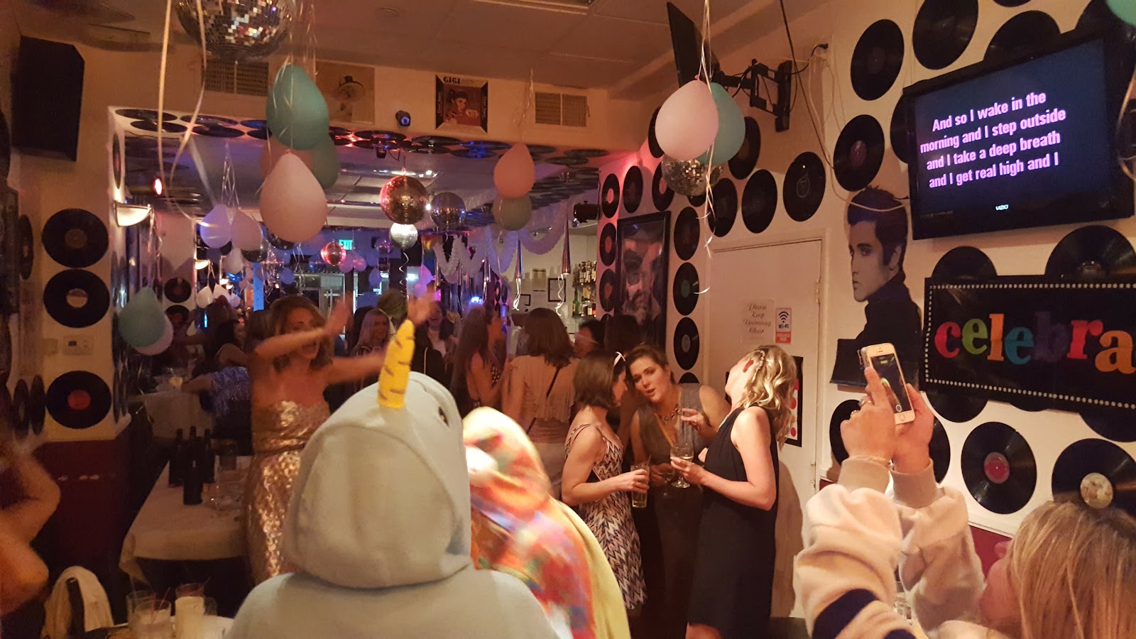 RetroRoom Lounge — photo 2