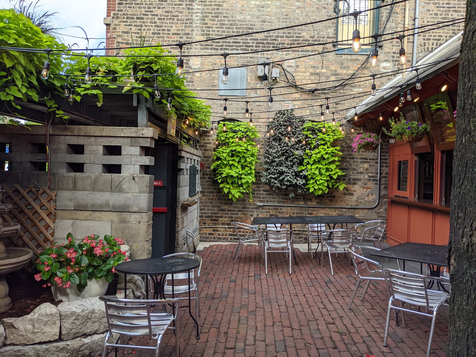Roscoe's Tavern