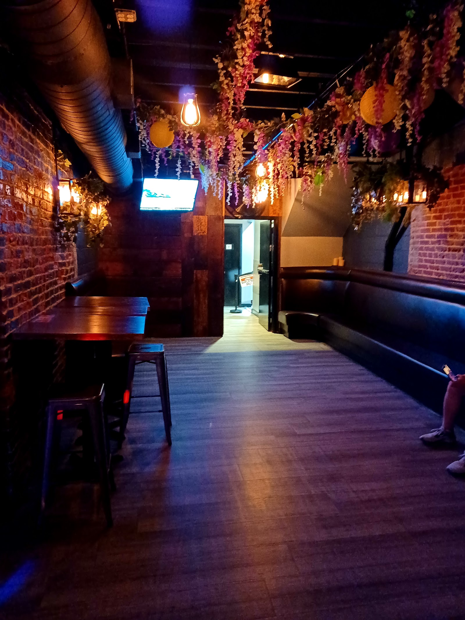 Uproar Lounge & Restaurant — photo 4